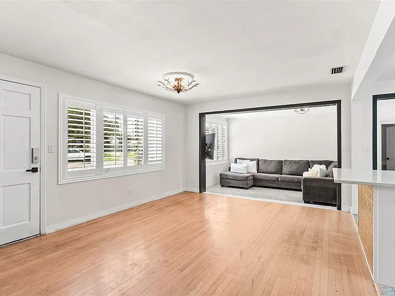 4104 W Knights Ave — Photo 5