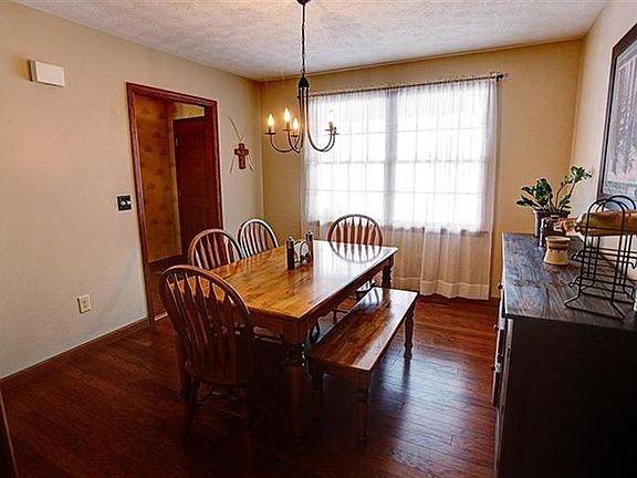 3rd image of 945 Riverview Ct