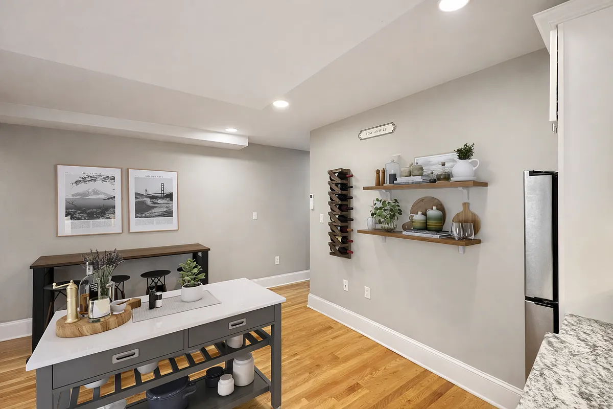 Building Photo - 470 E 4th St #1