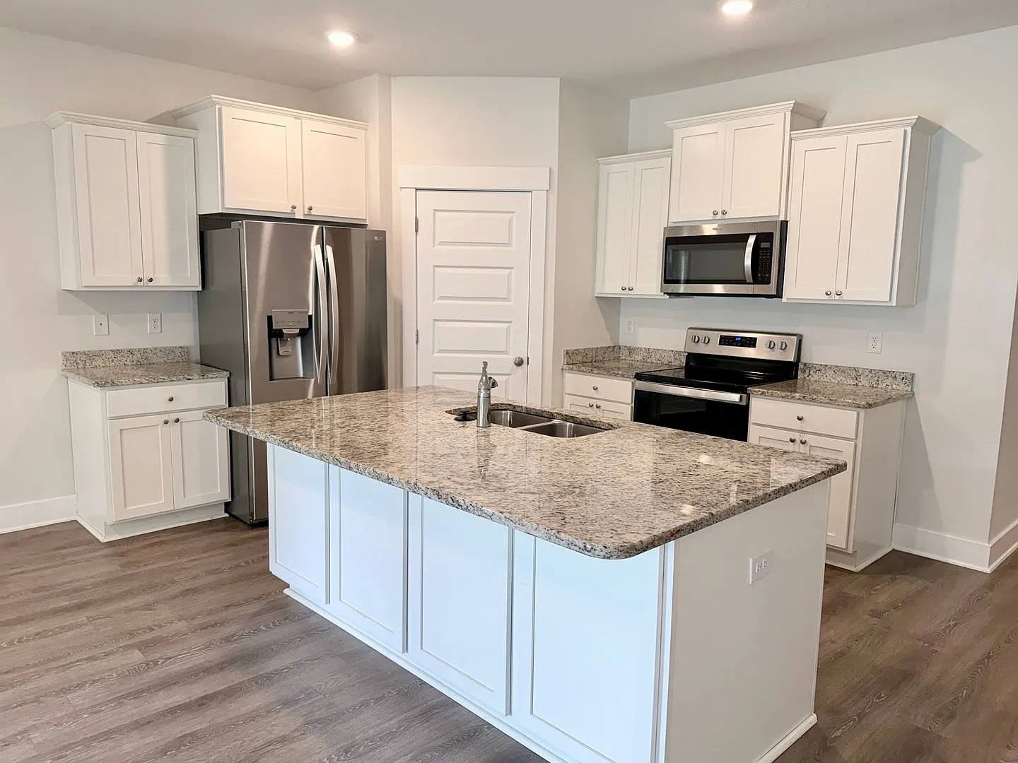 Beautiful 4-Bedroom Home - Arbor Place — Photo 4