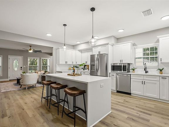 5th image of 15 E LAUREL STREET
