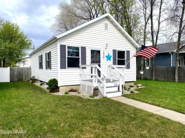 1517 N 5th St, Grand Forks, ND 58203