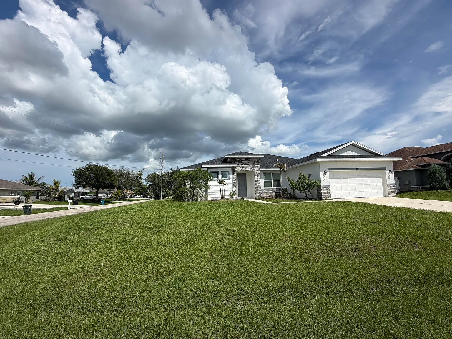 3 bed, 2.0 bath, 2047 sqft, $2,800 — Photo 2