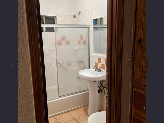 3rd image of 1422 N Kingsley Dr #108