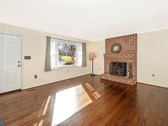 4th image of 1336 Hillcrest Dr