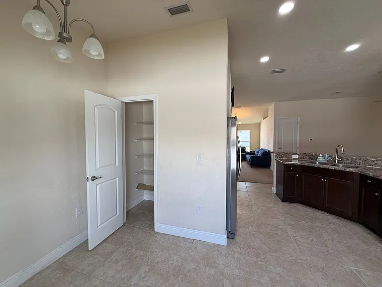 585 W Runyon Loop — Photo 7