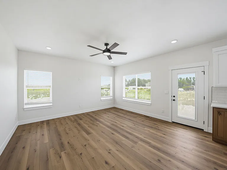 435 E River Ln — Photo 32