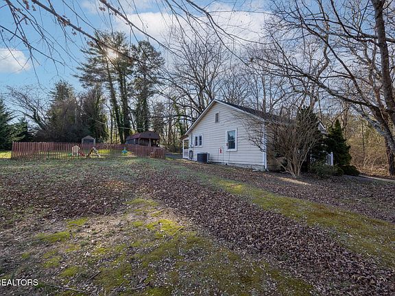 3rd image of 101 Dogwood Dr