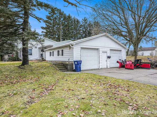 3363 E Howard City Edmore Rd, Edmore, MI 48829