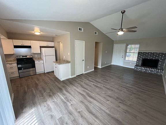 4th image of 221 Prairie Grove Dr