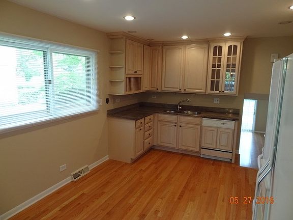 3rd image of 74 Greenbriar Dr