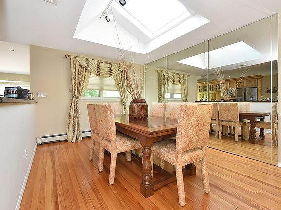 4th image of 32 Beatrice Ln