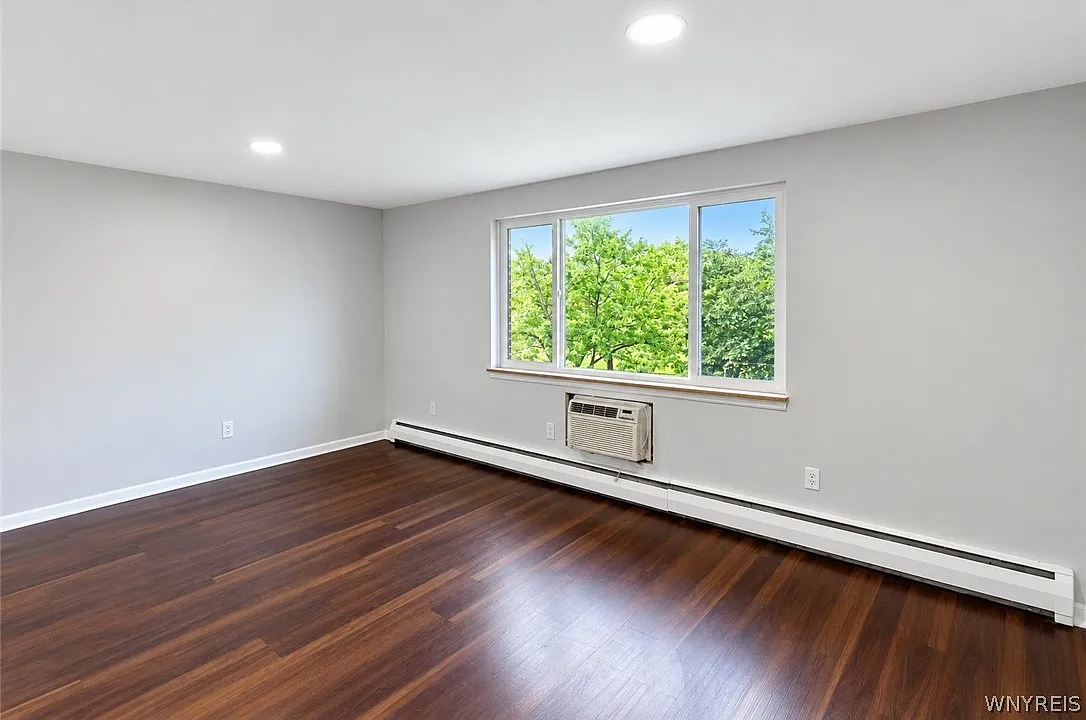 2 bed, 1.0 bath, 1230 sqft, $1,200 — Photo 2