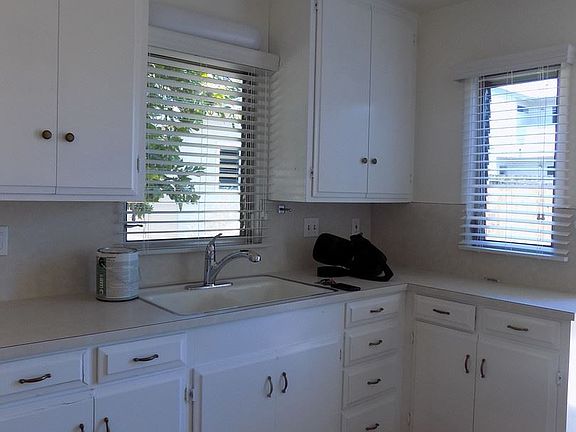 4th image of 2011 Emerald St