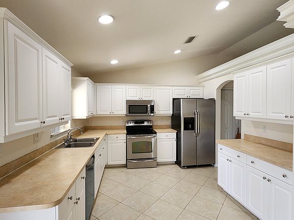 2nd image of 1010 SW Mataro Ave