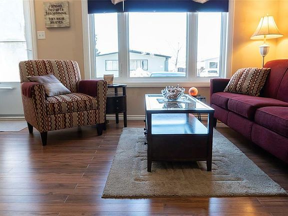 3rd image of 35 Clarewood Cres