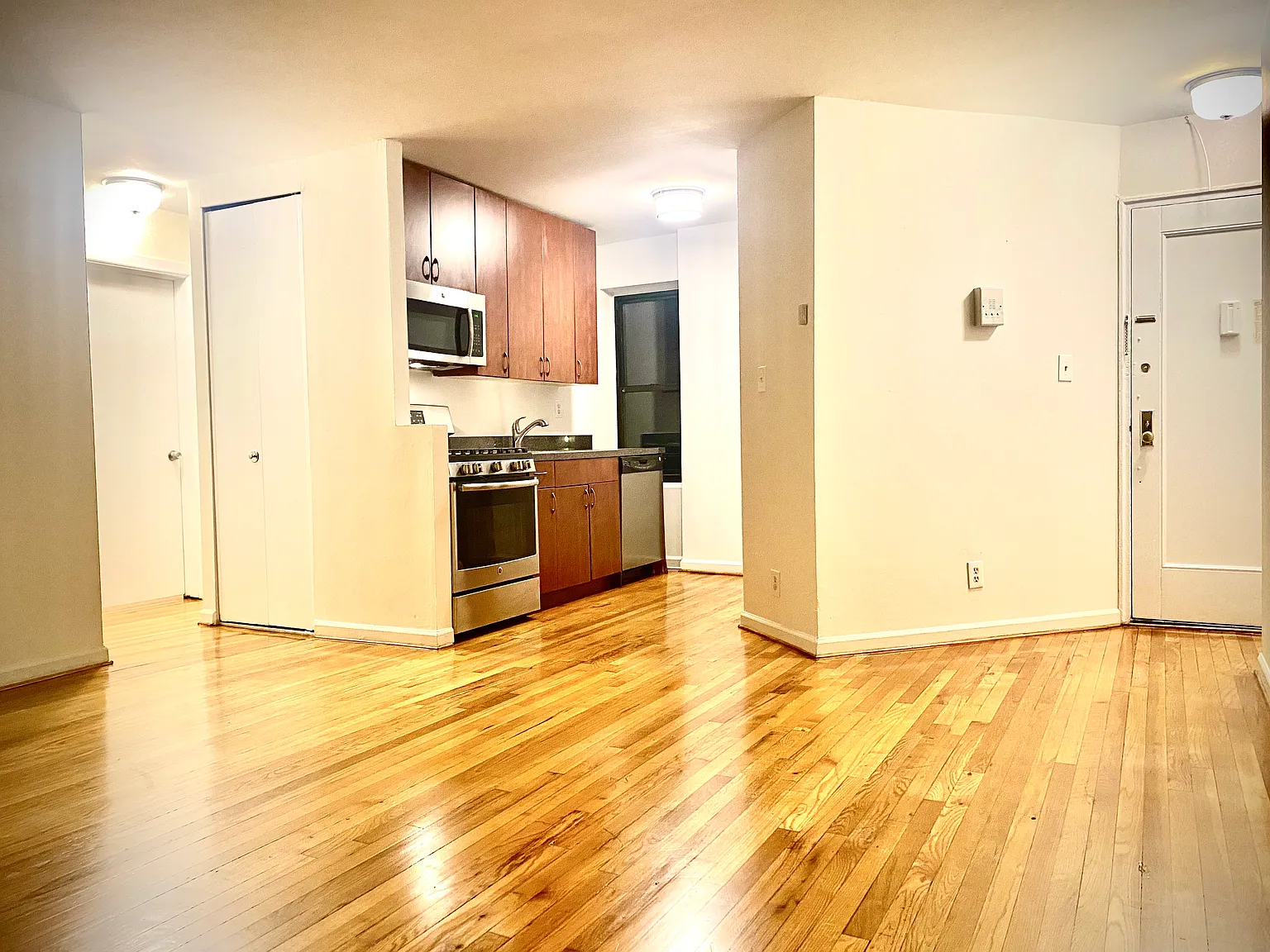 43rd Ave, Bayside — Photo 1