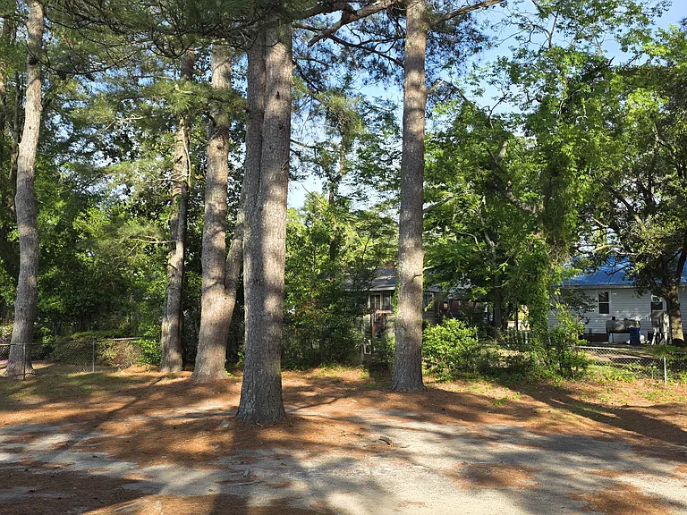 2076 Seneca Dr — Photo 16