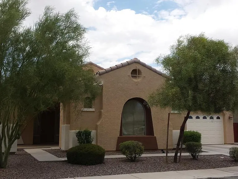 2417 E Iris Dr — Photo 2