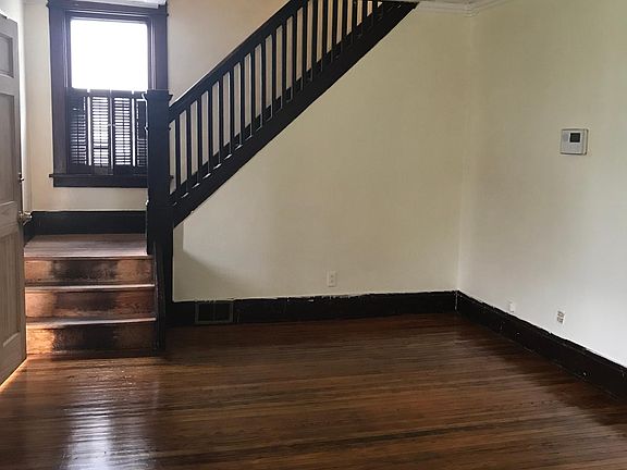 4th image of 121 Hastings Ave