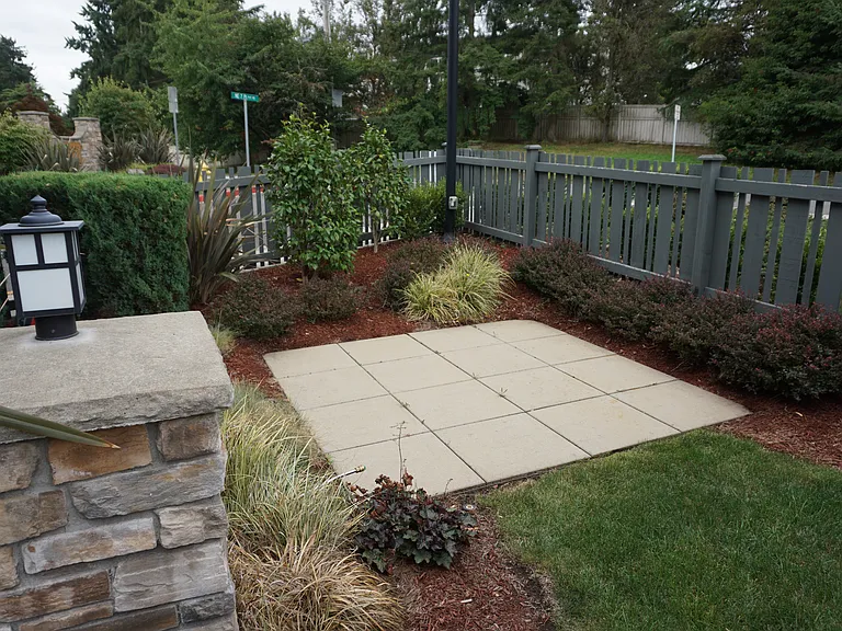 fully fenced back yard , and professionally maintained .