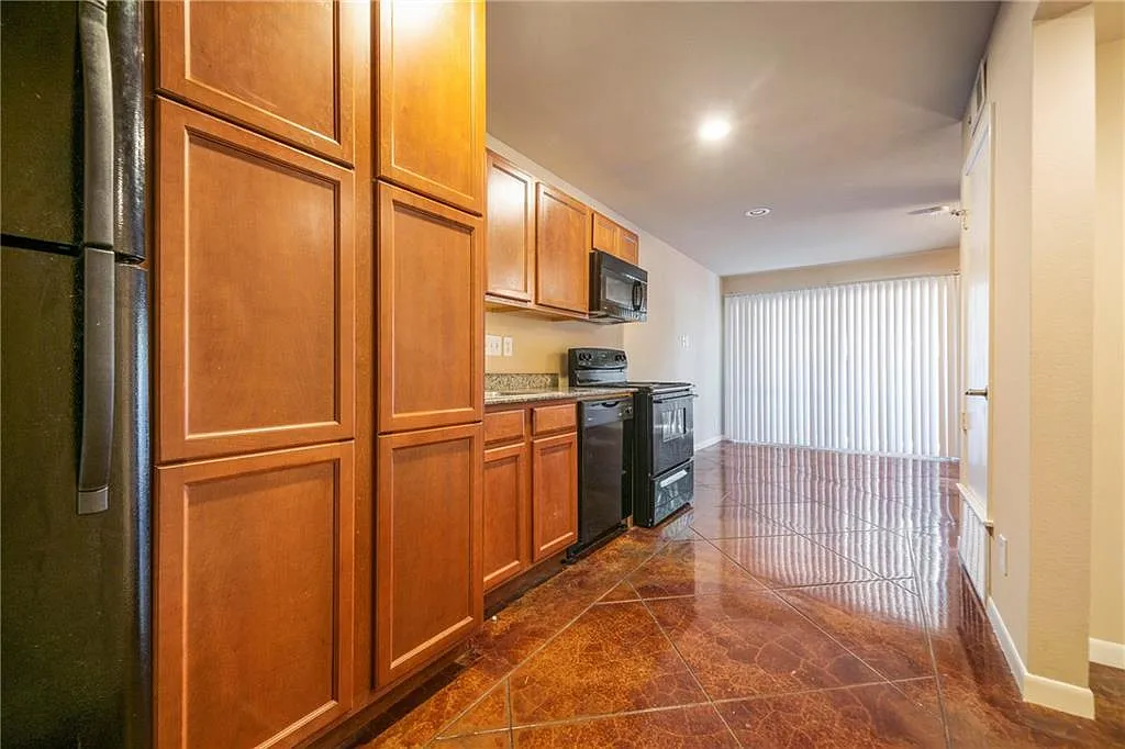 Studio, 1.0 bath, 7420 sqft, $749 — Photo 4