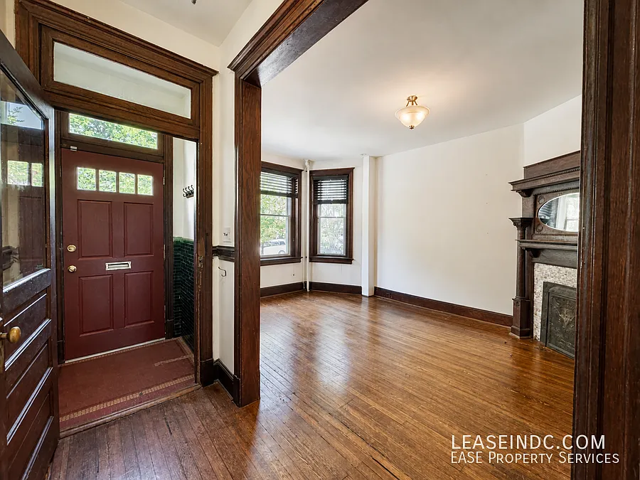 3 bed, 2541 sqft, $4,100 — Photo 3