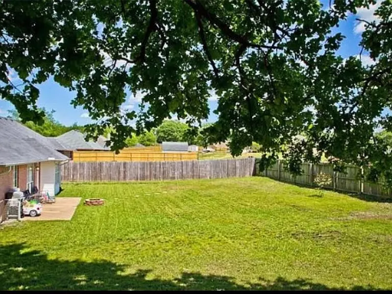 838 Edgewood Cir — Photo 6
