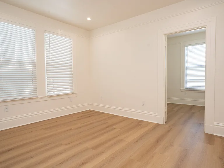 1048 Montgomery St — Photo 16