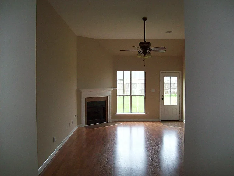 26043 Wimbledon Ave — Photo 3