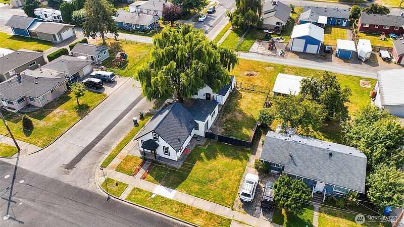 3rd image of 1102 6th Avenue SW
