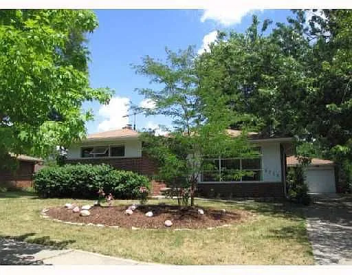 1711 Glastonbury Rd photo 1