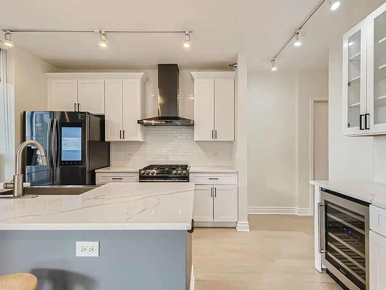330 W Grand Ave #1202 — Photo 8