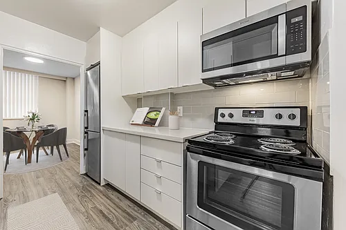650 Eglinton Ave W Photo 1