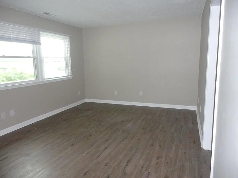 137 W Barbee St — Photo 4