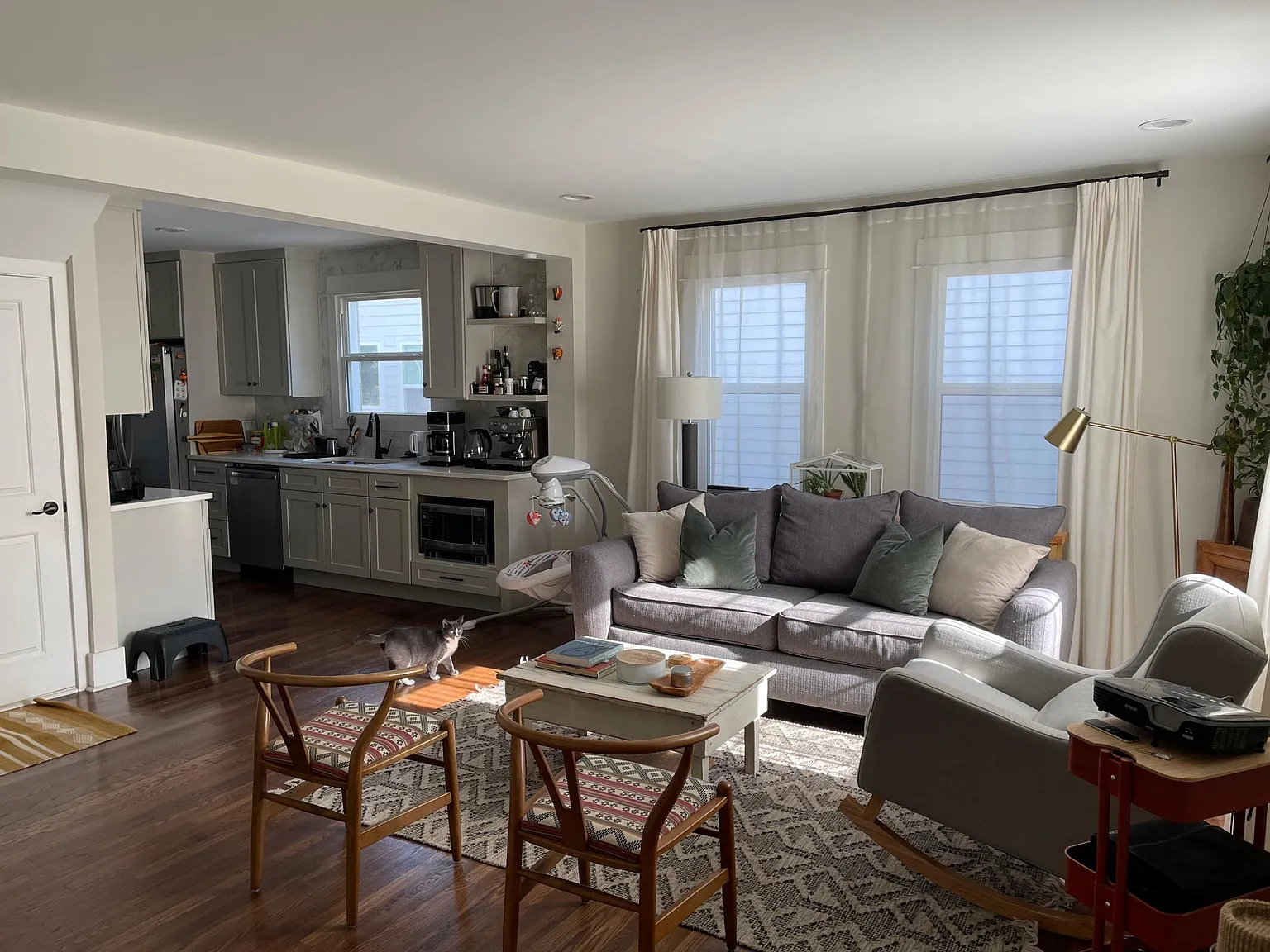 3 bed, 1333 sqft, $2,400 — Photo 2