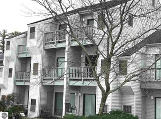 5600 Creeks Xing #31, Williamsburg, MI 49690