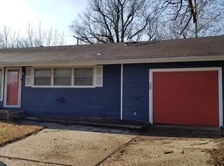 1817 SW 34th St, Topeka, KS 66611