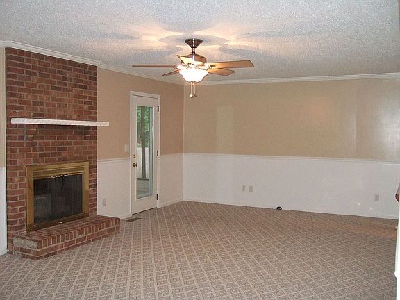 Family Room w/gas fireplace