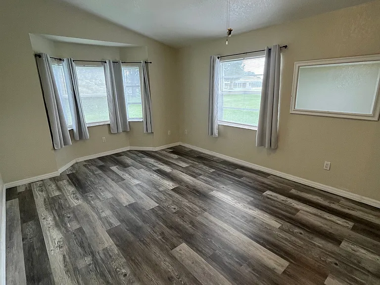 Large 360 sqft Rm