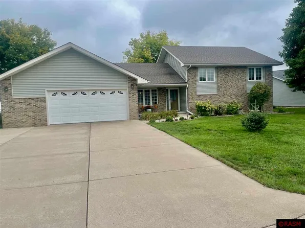 819 Spruce Pl, Saint Peter, MN 56082