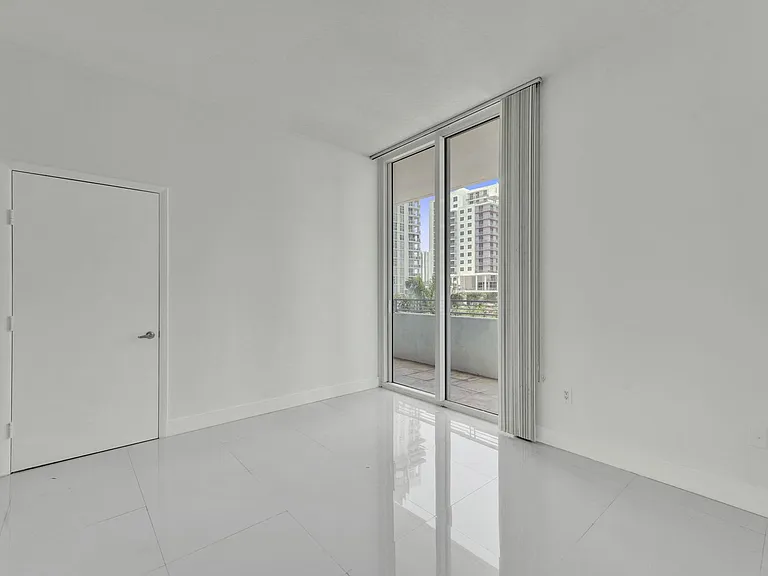 350 NE 24th St #509 — Photo 28