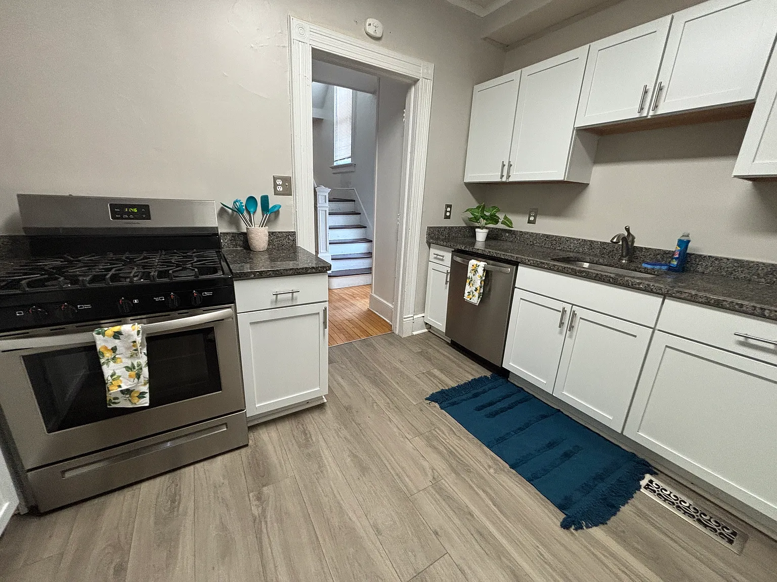 7 bed, 2742 sqft, $5,425 — Photo 3