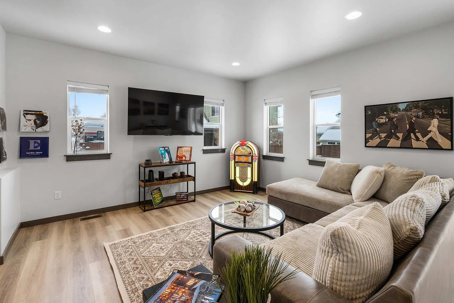 3 bed, 2.0 bath, $6,892 — Photo 2