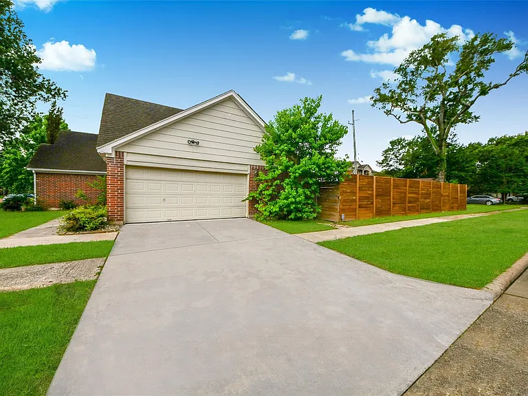 15719 Baytree Dr — Photo 25