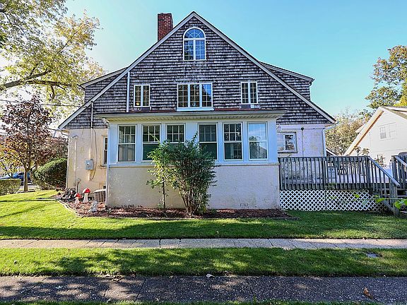 5th image of 297 Clarke Ave
