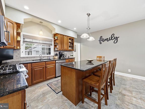 3rd image of 720 Bellevue Ave