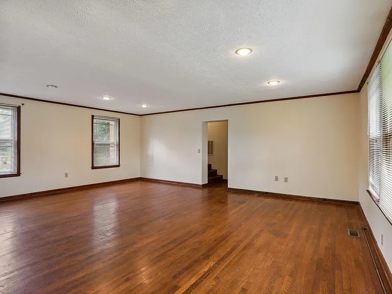 8218 Falmouth Ct — Photo 10