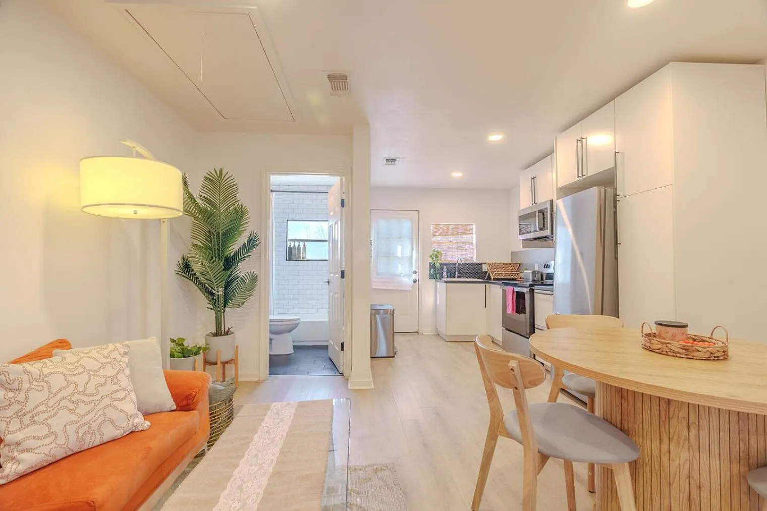 3 bed, 2.0 bath, 1194 sqft, $2,764 — Photo 1