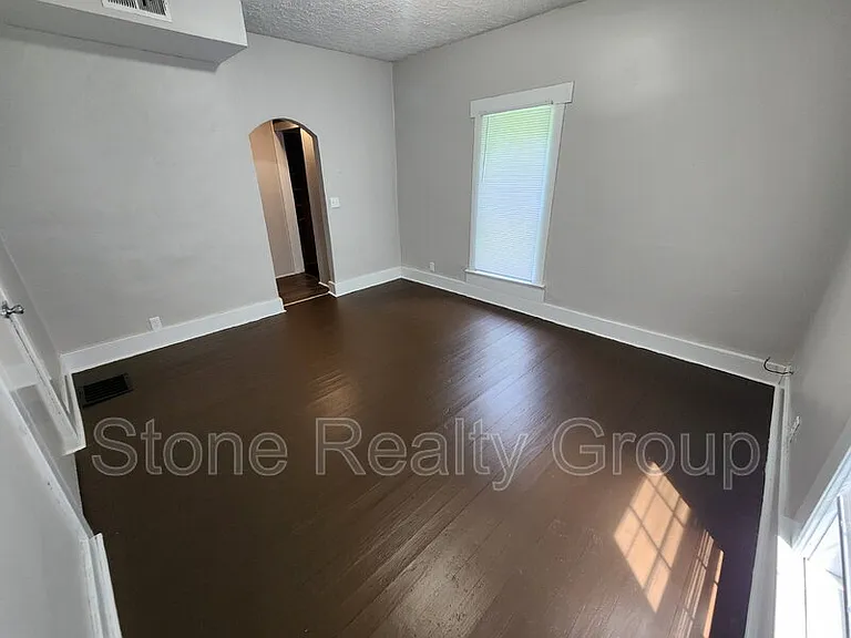 1102 E Circle Dr — Photo 6